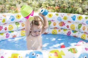 4 aspecte de luat în considerare înainte de a cumpăra o piscină gonflabilă pentru copii